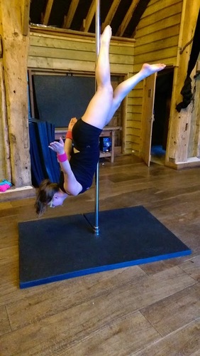Inverted thigh hold pole move